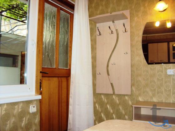 1 -к. квартира в аренду, 25 м2, 1 /2 эт. в Ялте