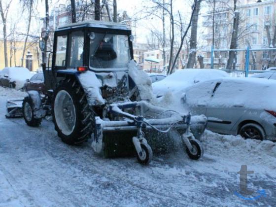 Трактор с щеткой на уборку снега в Нижнем Новгороде