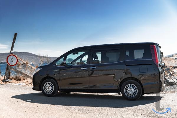 Toyota Esquire , 2 015 год, 60 000 км, 1.8 л, вариатор в Чите