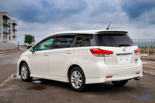 Toyota Wish , 2 011 год, 80 000 км, 1.0 л, вариатор в Улан-Удэ