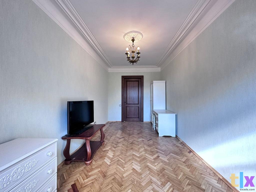 5 -к. квартира в аренду, 130 м2, 3 /3 эт. в Санкт-Петербурге