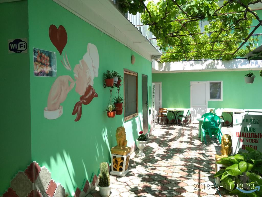 Комната в 3 -к. квартире в аренду, 185 м2, 2 /2 эт. в Феодосии