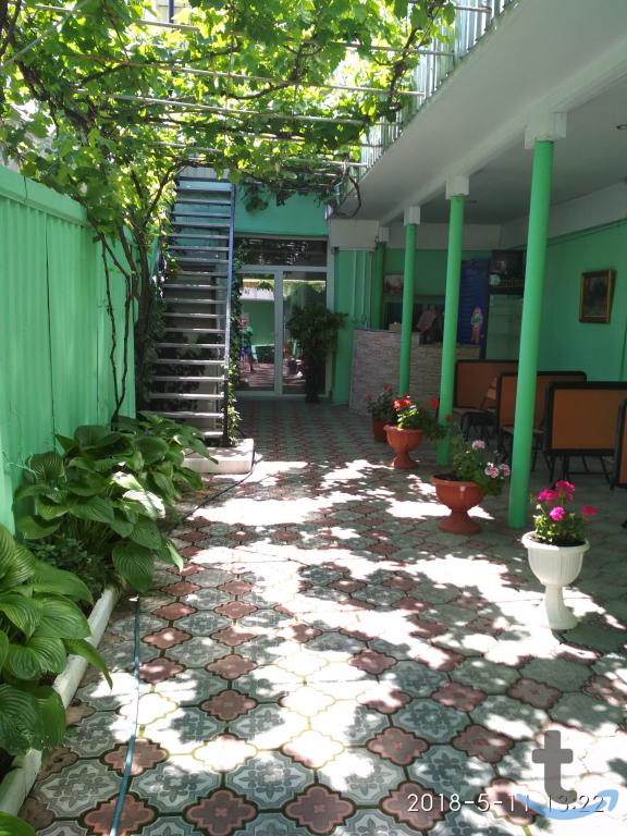 Комната в 3 -к. квартире в аренду, 185 м2, 2 /2 эт. в Феодосии